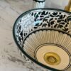 Lavabo artisanal marocain fait main – Évier design en céramique décorée (42 cm x H 15 cm, 6,5 kg) – Image 4